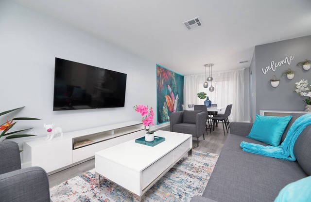 Newly Renovated 2-bedroom apartment By Sawgrass