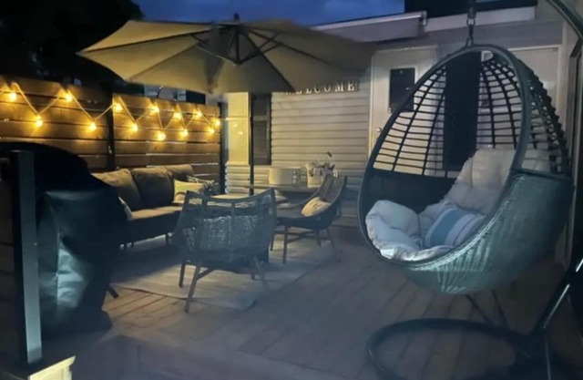 Newly renovated 2-bedroom trailer with large add-a-room in Sherkston Shores park