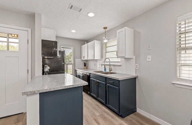 NEWLY Renovated 2b/1b ~ 2 Miles from CAMPUS!