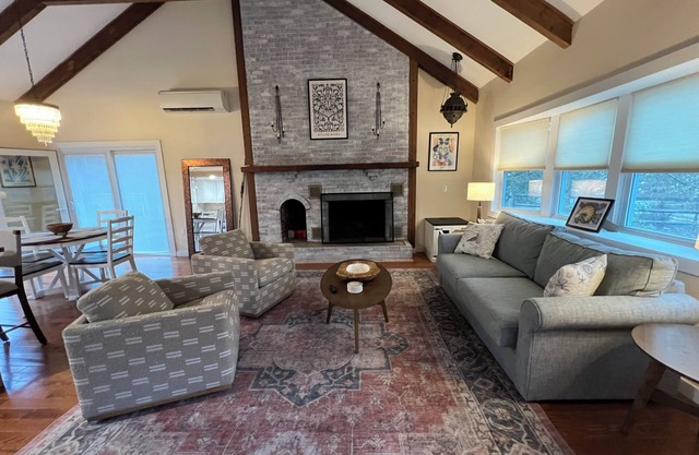 Newly renovated 2BR house, FREE CAR w/beach sticker, pet friendly, sleeps 8