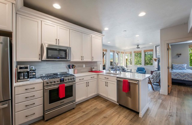 Newly renovated 2BD/2BA w/patio - near skiing & shopping - sleeps 6