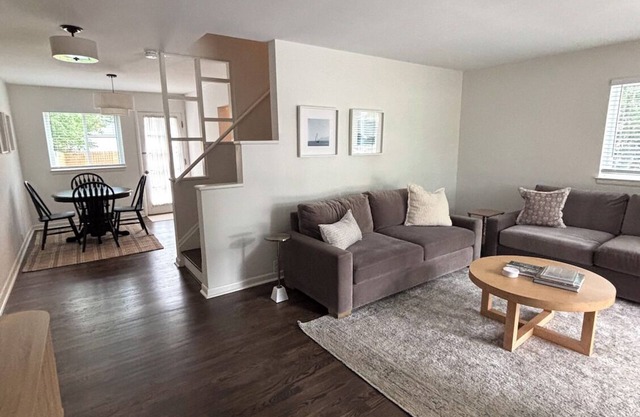 Newly Renovated 2bd+2bth Townhome-Walkable to Beautiful Downtown Birmingham!