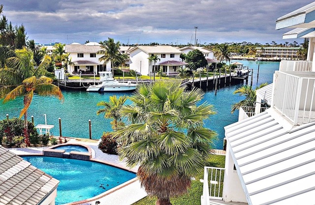 Newly Renovated 2BR Luxury Poolside Retreat: Steps from Beach & Port Lucaya