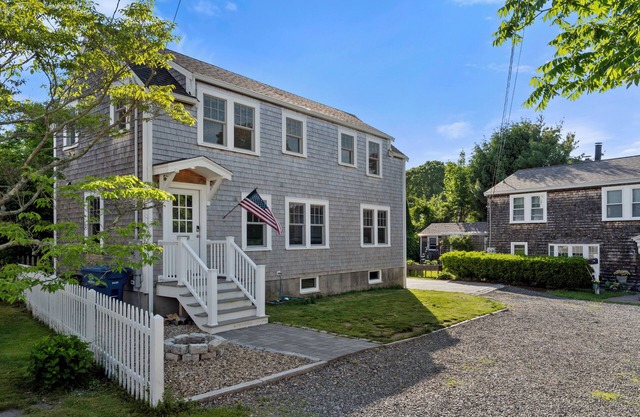 Newly Renovated 2BR Rockport Home w/ parking Steps to Back Beach+Bearskin Neck!