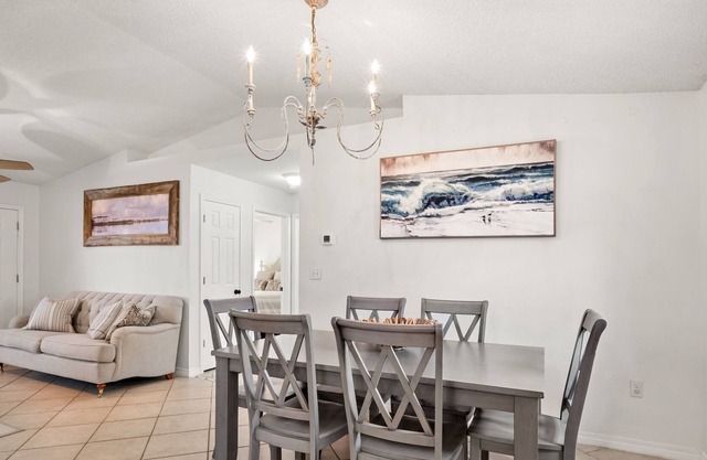 Newly renovated 3 bedroom cottage near beaches, sleeps 7