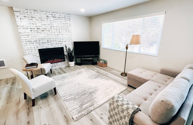 Newly renovated 3 bdr townhome, minutes from Tacoma Dome