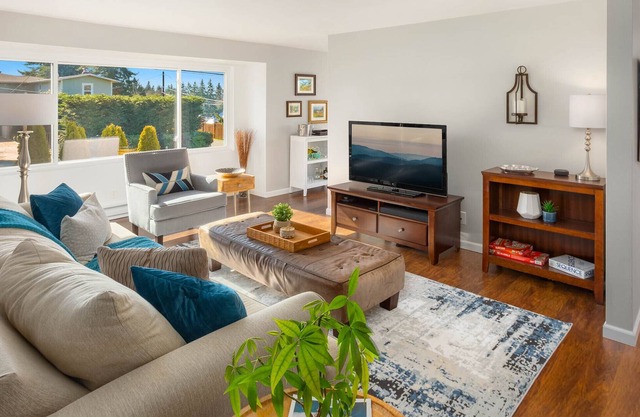 Newly renovated 3 bdrm with view and 10 min walk to beach