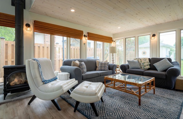 Newly-Renovated, 3-Bedroom Cottage + Bunkie, Steps to Private Beach, Grand Bend!