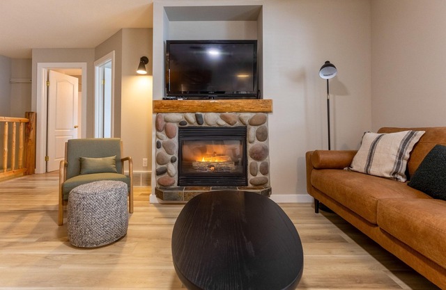Newly Renovated 3 Bedroom l Sleeps 8