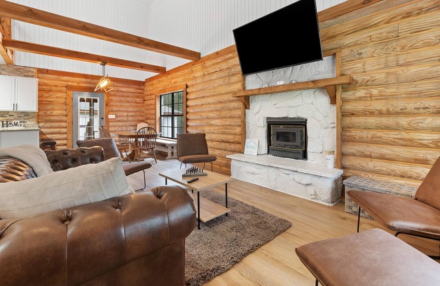 Newly Renovated 4/3 Cabin, 65"TV, Hot Tub, Firepit