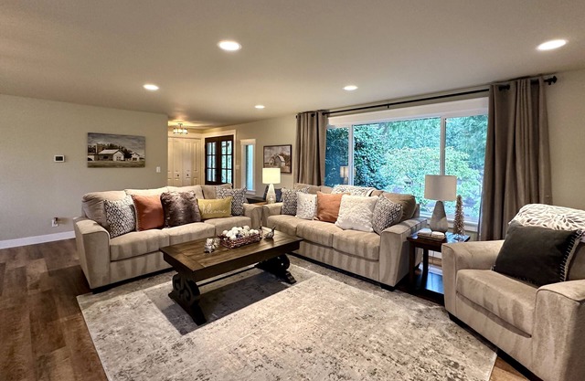 Newly Renovated 4 Bedroom, Quiet Country Home on 5 Acres in Edgewood, Sleeps 8