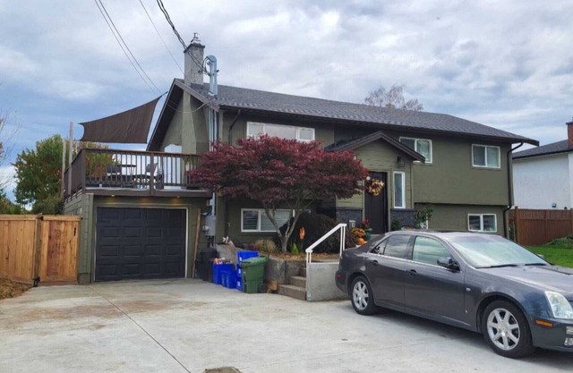 Newly Renovated 4 Bedroom 2 bath Suite in Beautiful Sidney by the Sea