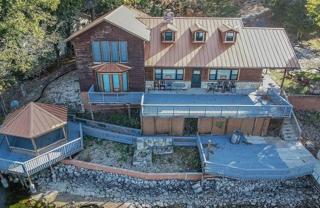 Neu renoviertes Ferienhaus am See mit 7 Schlafzimmern