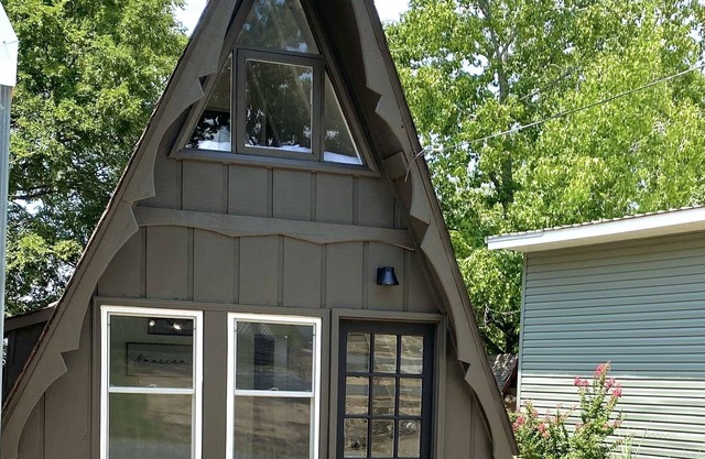 Newly Renovated A-frame cabin, minutes from the lake