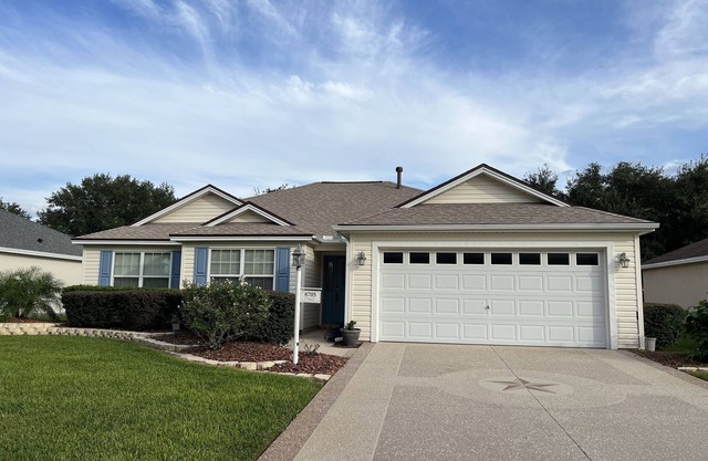 Newly renovated and decorated. Large lanai with AC/Heat. Great Location!