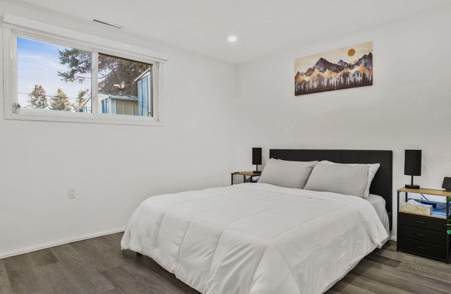 Newly Renovated Basement Suite W/ Remote Workspace/ Shower Tower/ Downtown