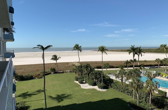 Neu renovierte Beach Front Condo mit spektakulärem 365 Blick auf den Sonnenuntergang