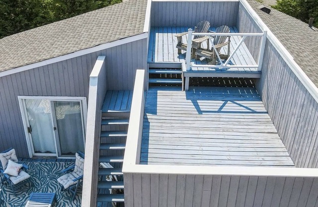 Newly renovated Beach Retreat! 3 rooftop decks, private beach, ocean views