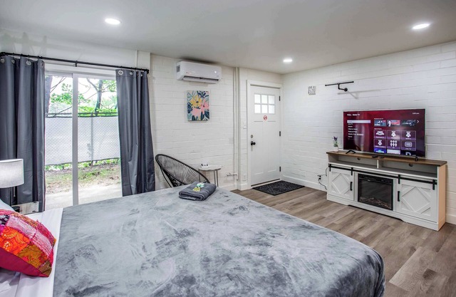 Newly Renovated Bright Studio