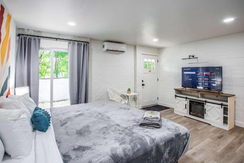 Newly Renovated Bright Studio