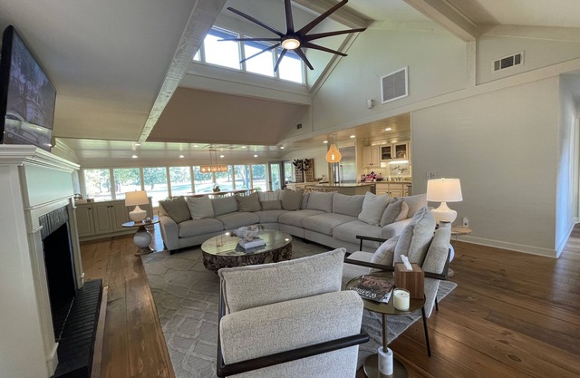 Newly Renovated! Cozy 3 Bed 3 Bath on Red Apple Golf Course