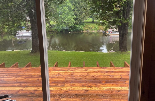 Newly renovated cozy cabin on beautiful river with great swimming and kayaking