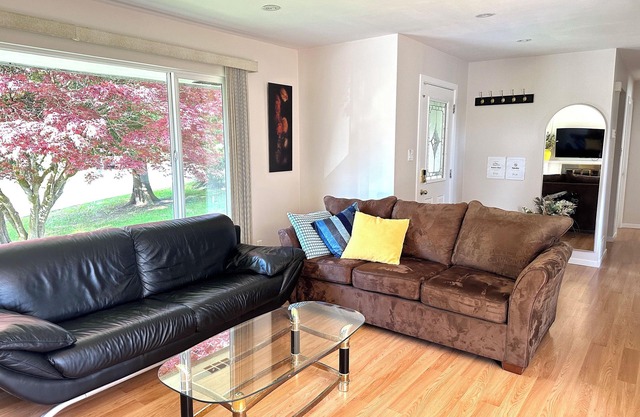 Newly renovated 3BD 2 Bath, Spacious with lots of light!