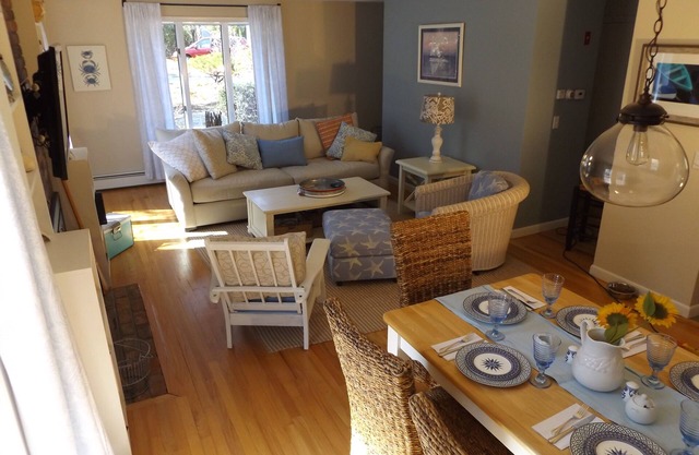 Neu renoviert, zentrale A / C, 3 Schlafzimmer Haus. Das Hotel liegt im schönen New Seabury