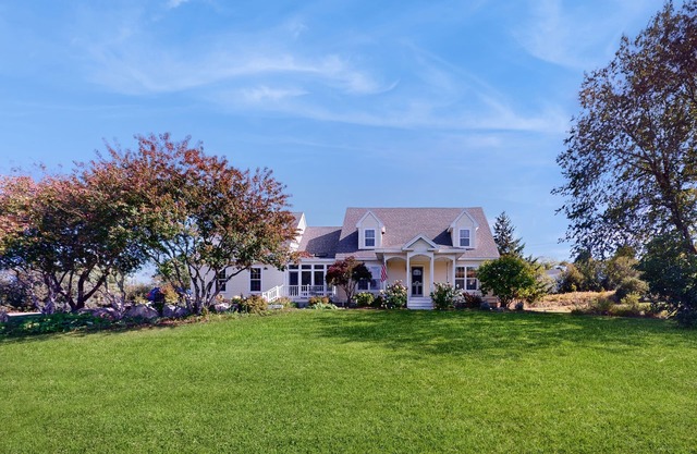 Newly Renovated Charming House with Cozy Fireplace & Outdoor Entertainment Areas