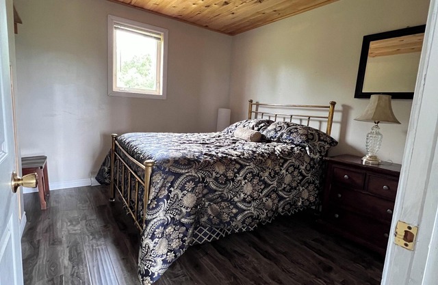 Newly renovated cosy cottage 3 minute walk to the beach.