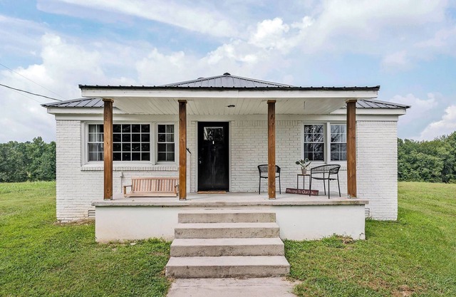 Newly renovated cottage near Dale Hollow Lake!