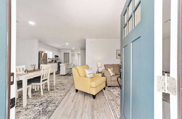 Newly renovated cottage walking distance to downtown Ocala square. Quiet street.