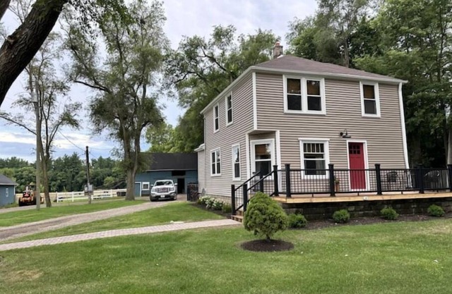 Newly renovated, cozy farmette! Pet Friendly!