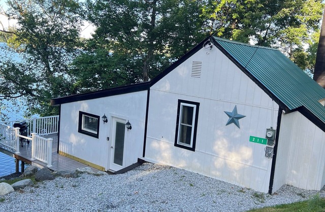 Newly Renovated Cozy Lakeside Vacation Cottage, Mountain Views, Pet Friendly