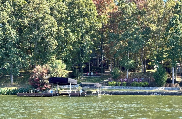 Newly renovated cozy lake house retreat on Lake Oconee, waterfront lot!