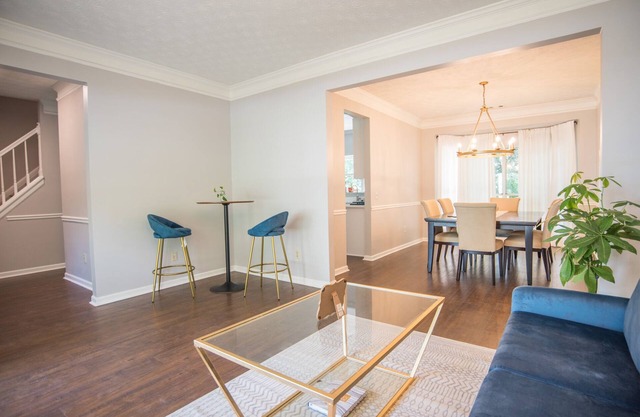 Newly Renovated, Cozy, and Modern 4 Bedroom House