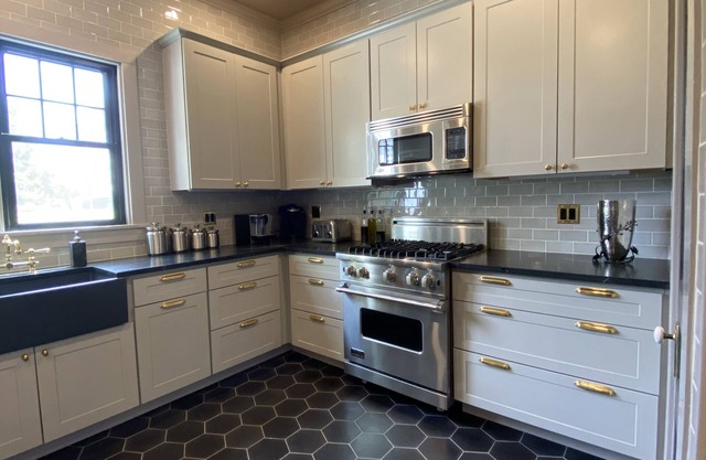 Newly Renovated Designer 3-BR / 2-BTH Carriage House in Athens!