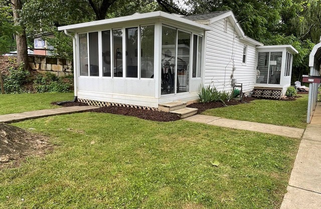 Newly renovated downtown Waynesville cottage w/creek & outdoor space!