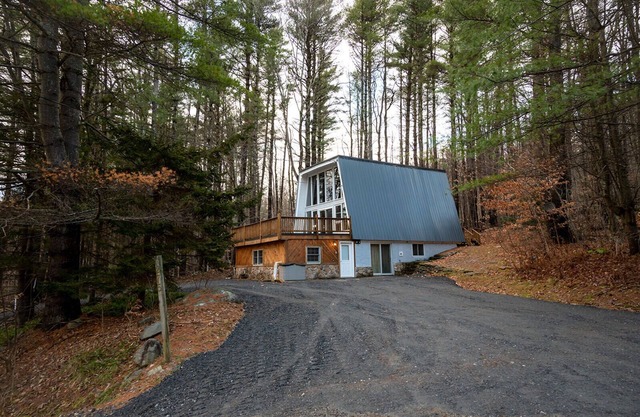 Newly renovated family friendly Chalet minutes to skiing!