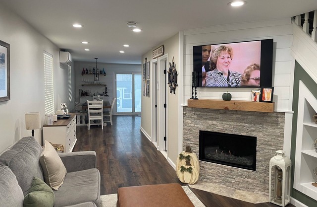 Newly Renovated Family Cottage Just 3 Blocks From The Beach !!