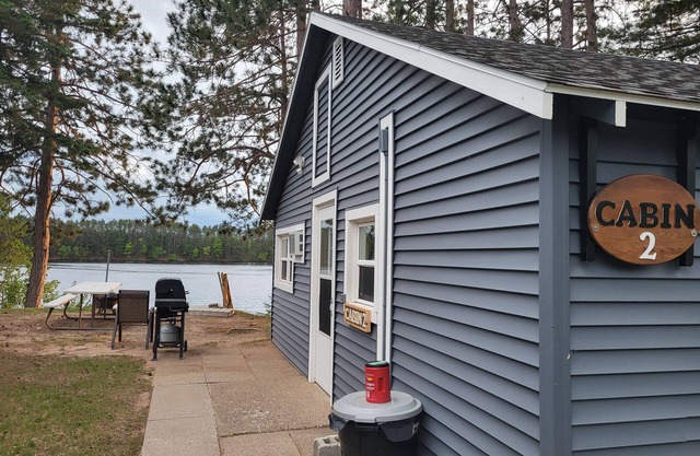 NEU VON OBEN NACH UNTEN RENOVIERT. Northwoods Hütte am Ufer des Somo Lake