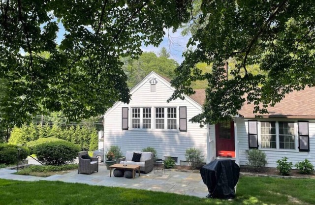 Newly renovated guesthouse with a patio