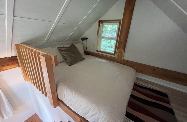 Newly renovated hilltop Cabin in Roberts Creek close to Gibsons and beach