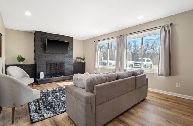 Newly Renovated House only 4 minutes to Arrowhead Stadium!! Newly remodeled home