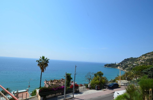 Neurenovierte Ferienwohnung direkt am Strand mit atemberaubendem Meerblick