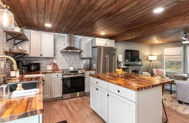Newly Renovated: Hot Tub, Fire Pit, River, Fishing, and Hiking