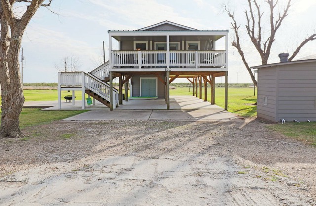 Newly renovated house 10 mins. from the Intracoastal on the San Bernard River!