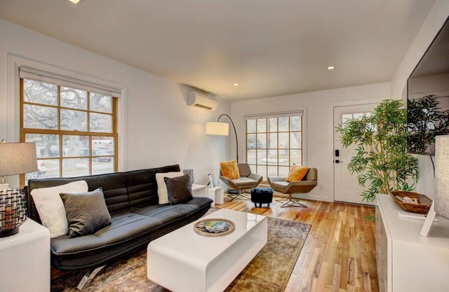 Newly Renovated in Hyde Park: Parking +Laundry