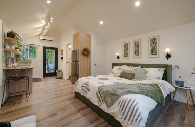 Newly Renovated + King Suite + Steps 2 Town, The Gateway Barn- Newly Renovated!