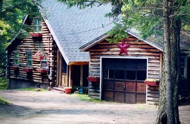 Blockhaus im Dorf Tamarac